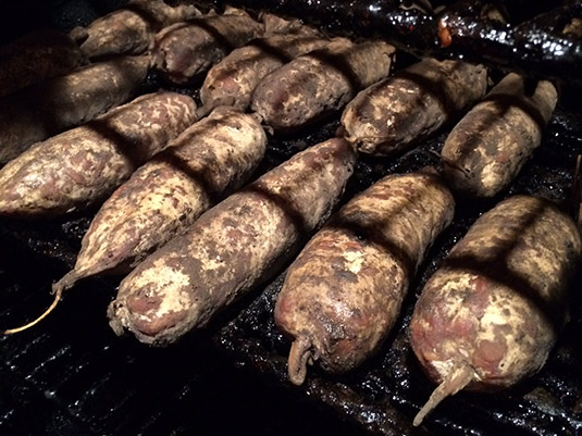 Saucisse sèche fumée artisanalement à Bidarray au Pays Basque