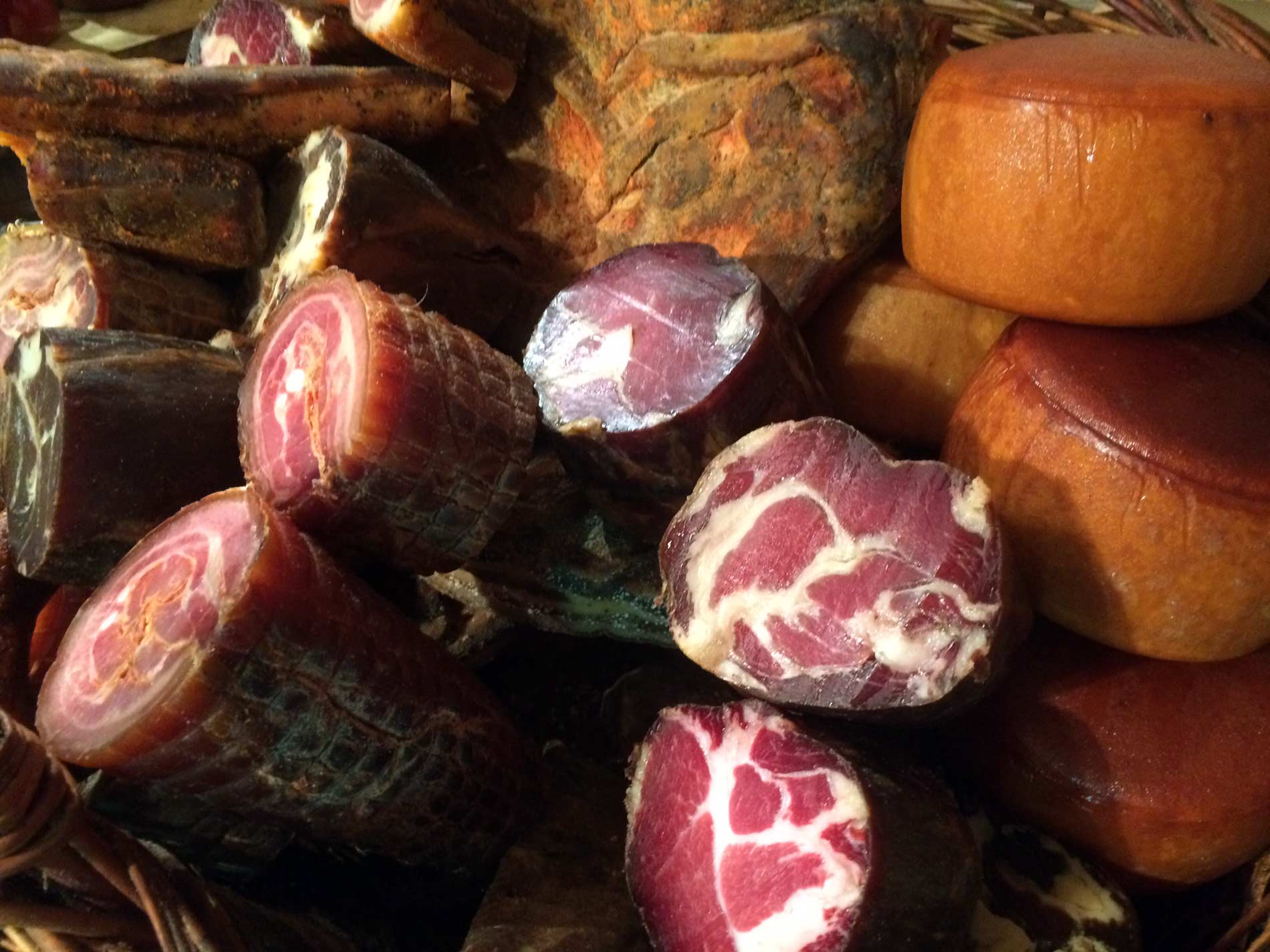 produits-du-terroir-jambon-saucisson-lard-fumee